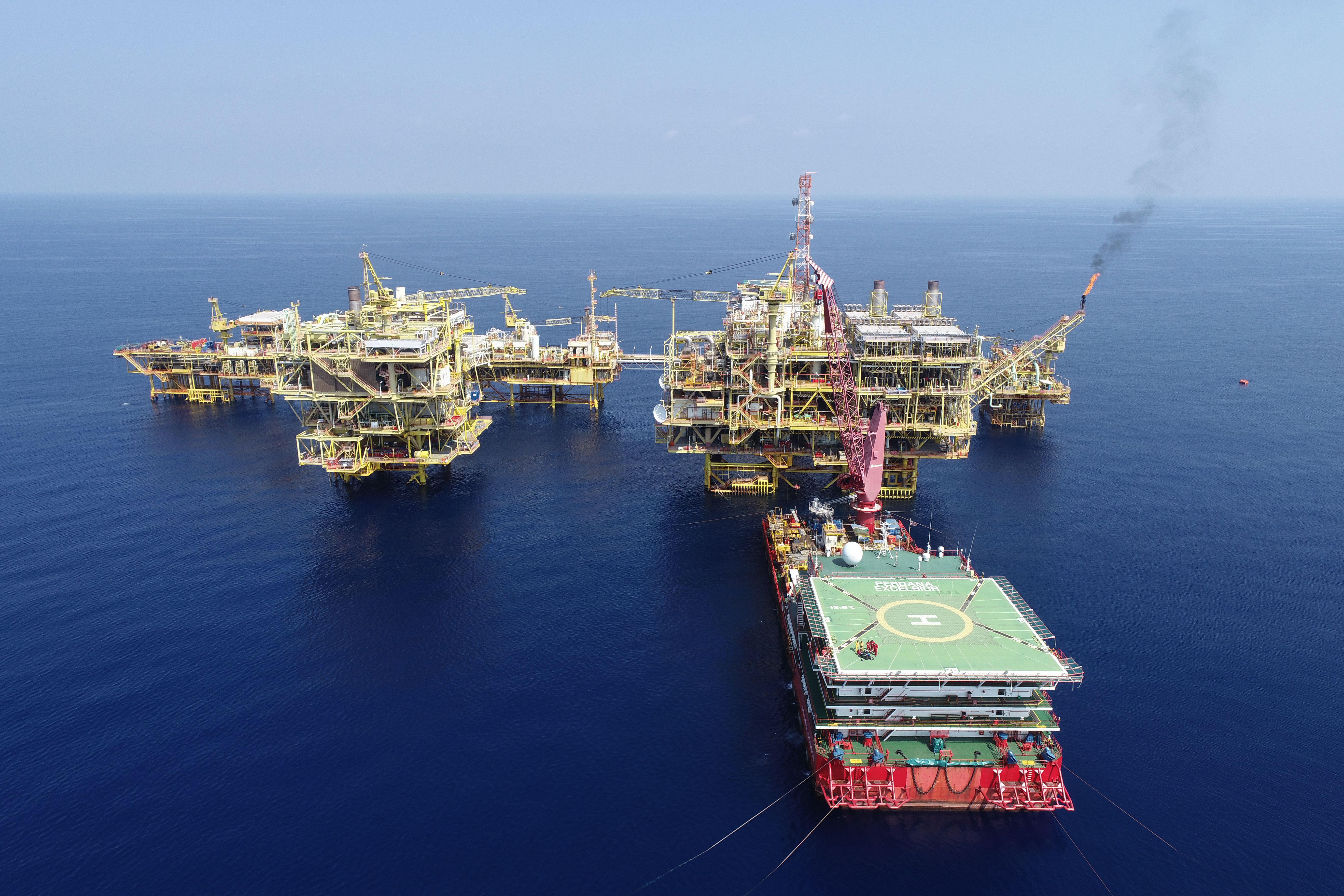Oil Hits One-Month High as US-Iran Conflict Escalates